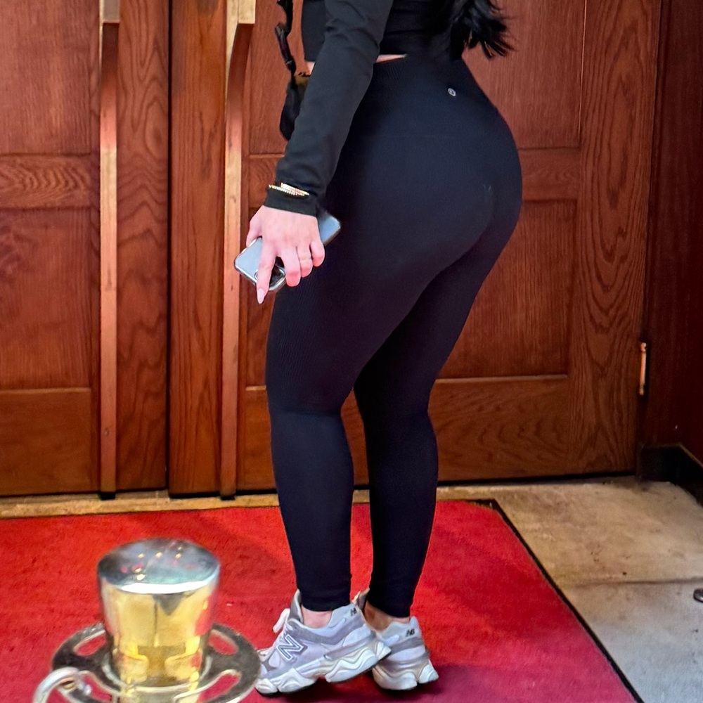 lululemon athletica Black ribbed high wasted legging